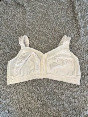 Playtex White Front-Closure Wireless Bra Style 4695 Size 42 C